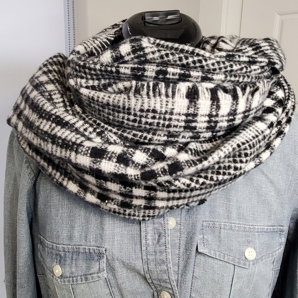 NWT OLD NAVY OVERSIZE BLANKET SCARF SHAWL WRAP BLACK & WHITE PLAID WOMEN OS - Picture 6 of 11